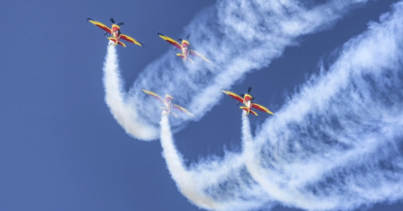 patru avioane fac acrobații în zbor