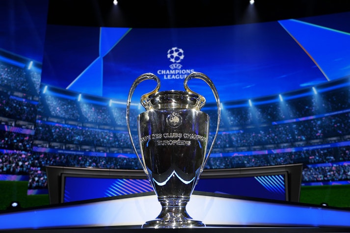 trofeul champions league, într-o cameră decorată în albastru