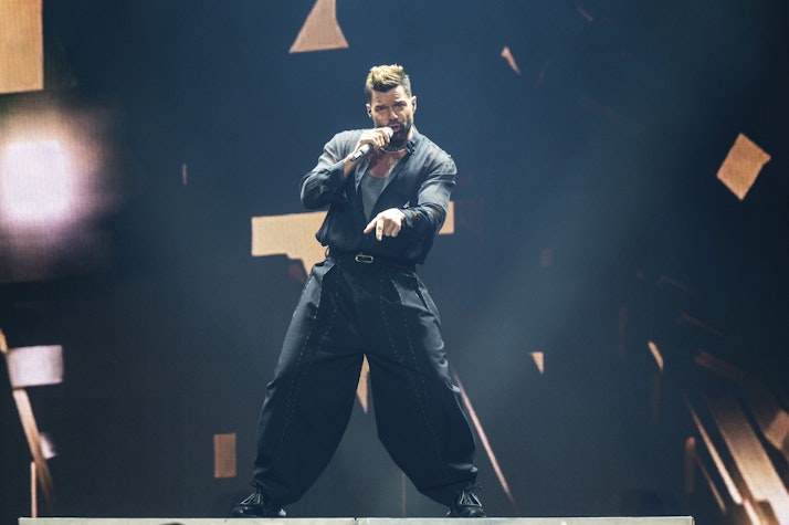 ricky martin pe scenă, îmbrăcat în negru