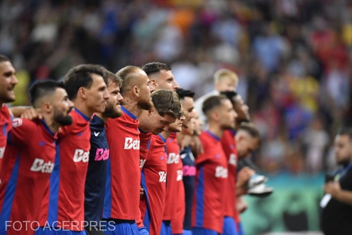 jucătorii fcsb aliniați unul lângă altul
