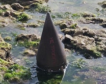 Alerta pe plaja din 2 Mai, în zona Micului Golf, după ce în apa Mării Negre a fost găsit un rest dintr-un proiectil.