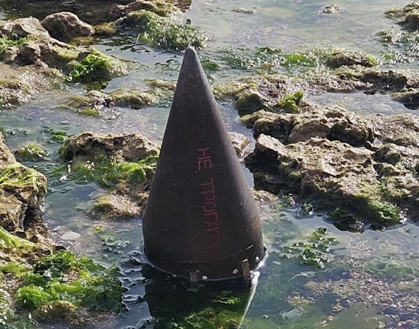 Alerta pe plaja din 2 Mai, în zona Micului Golf, după ce în apa Mării Negre a fost găsit un rest dintr-un proiectil.