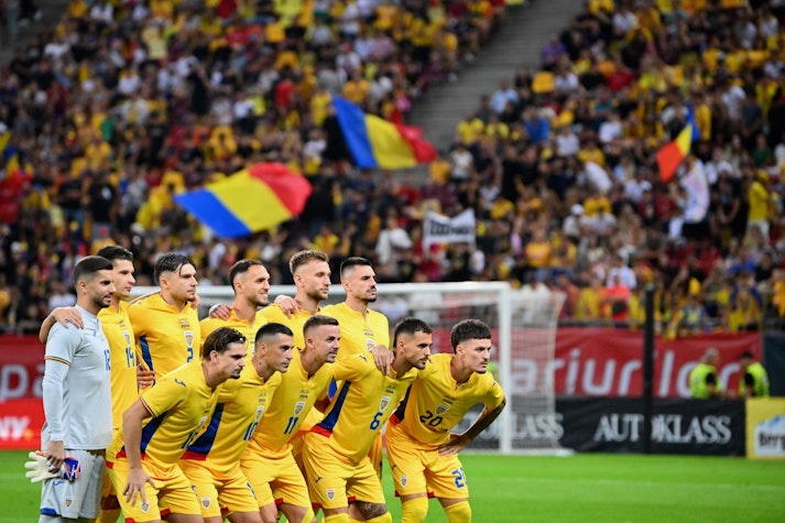 fotbaliștii româniei, fotografie de grup, cu tribunele pline în spate