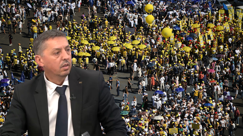 ministrul daniel david, cu profesorii care protestează pe fundal