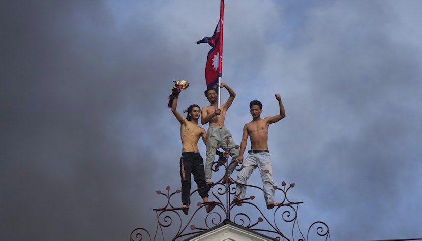 Nepal: Protestatarii au incendiat Parlamentul. Soția unui fost premier a murit după ce locuința i-a fost incendiată Nepal