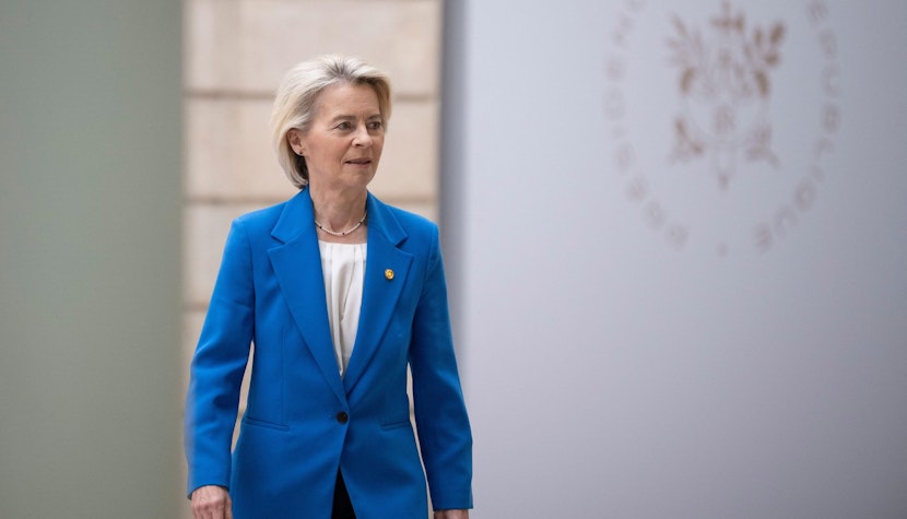 Ursula von der Leyen, șefa Comisiei Europene Ursula von der Leyen privind în lateral, îmbrăcată la costum albastru