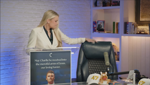 Erika Kirk, văduva lui Charlie Kirk, transmite în direct din studioul de filmare al soțului său