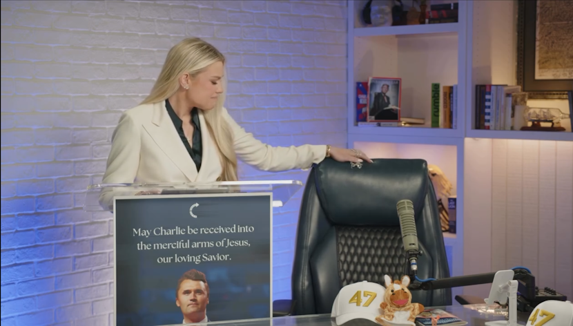 Erika Kirk, văduva lui Charlie Kirk, transmite în direct din studioul de filmare al soțului său