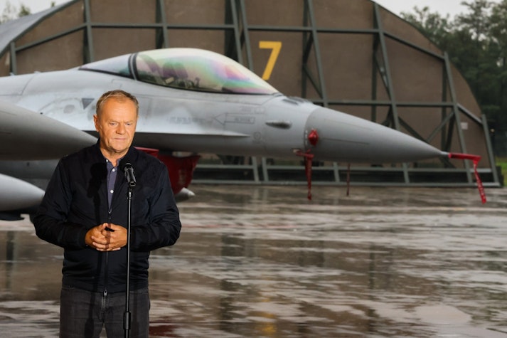 Donald Tusk, premierul Poloniei, în fața unui avion de luptă