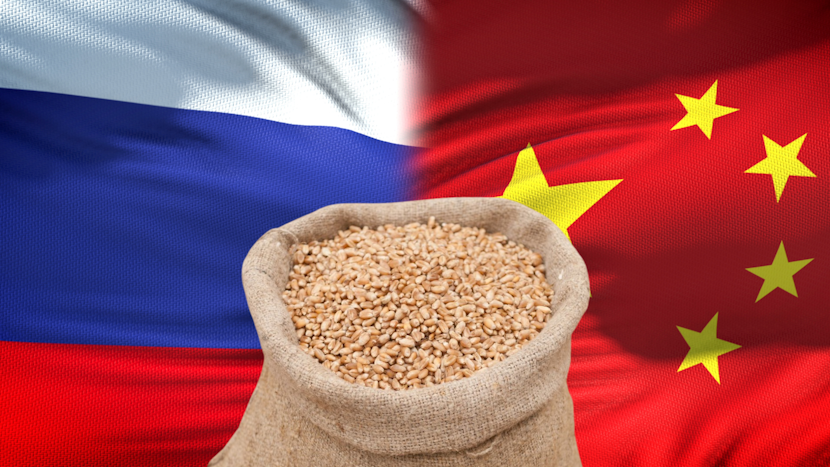 Steagurile Rusiei și Chinei în fundal, cu un sac de grâne în mijloc