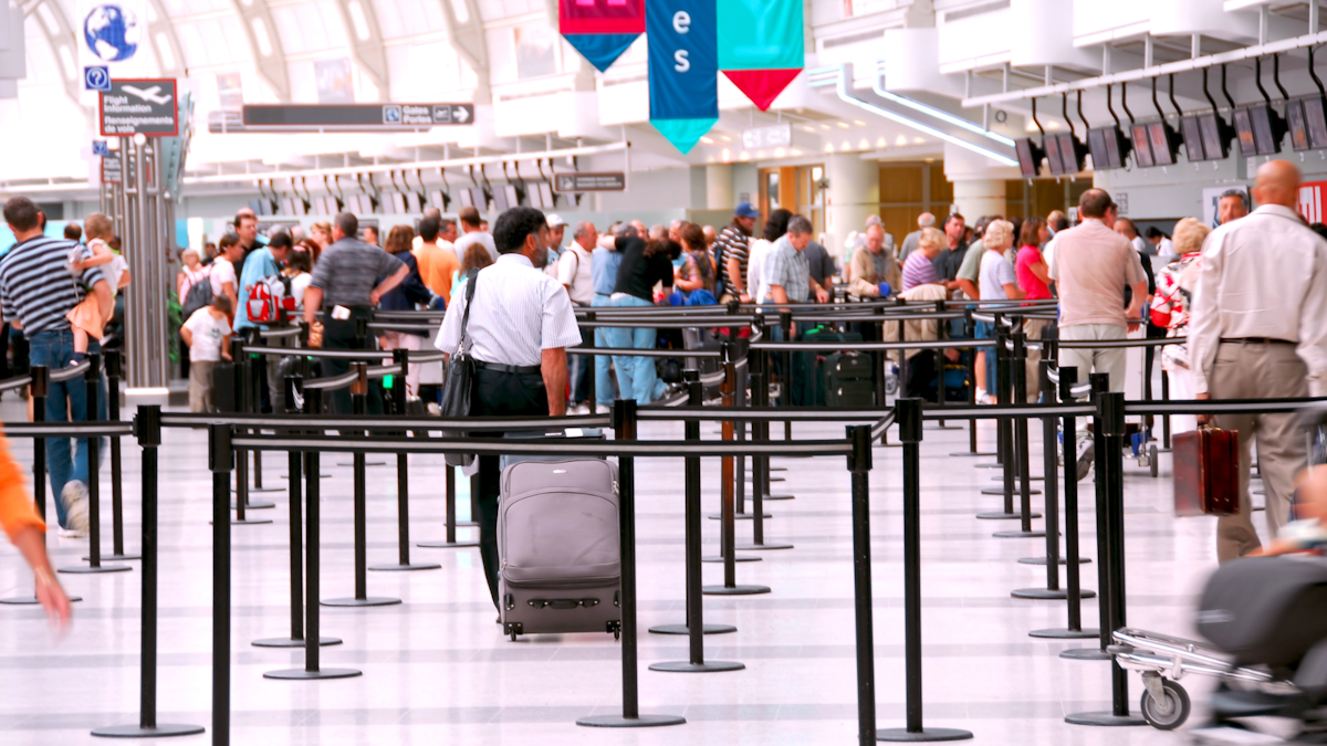 Noul sistem EES creează blocaje în aeroporturile europene, companiile cer suspendarea temporară
