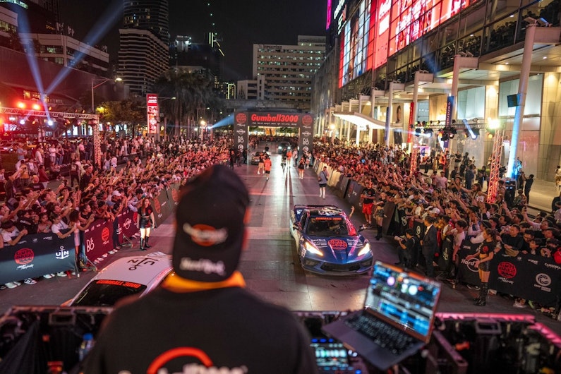 spectatori privesc raliul gumball 3000