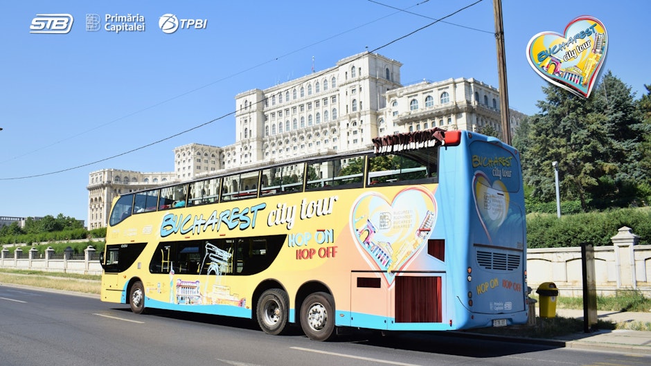 autbouzul turistic bucharest city tour trece prin fața palatului parlamentului
