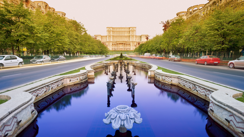 splaiul unirii, vedere spre palatul parlamentului