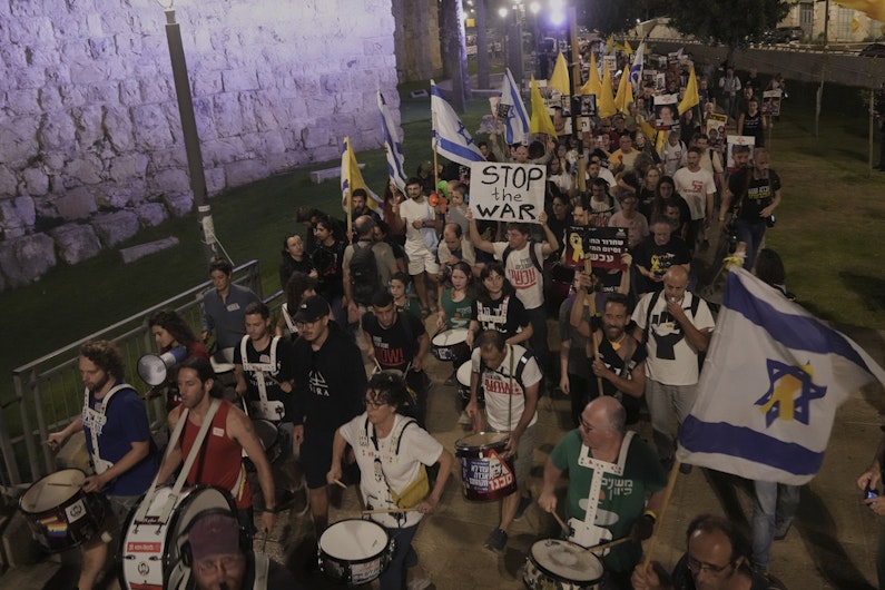 Familiile persoanelor ținute ostatice în Fâșia Gaza cer oprirea focului