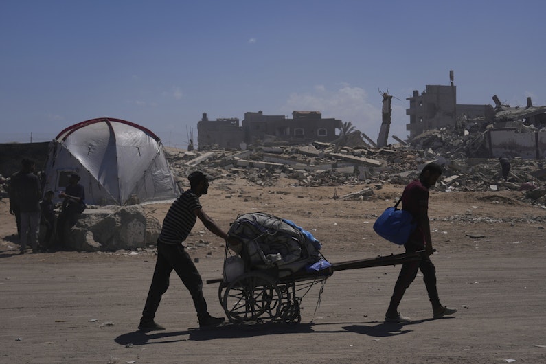 Palestinienii din Fâșia Gaza își părăsesc locuințele pentru a fugi din calea focului