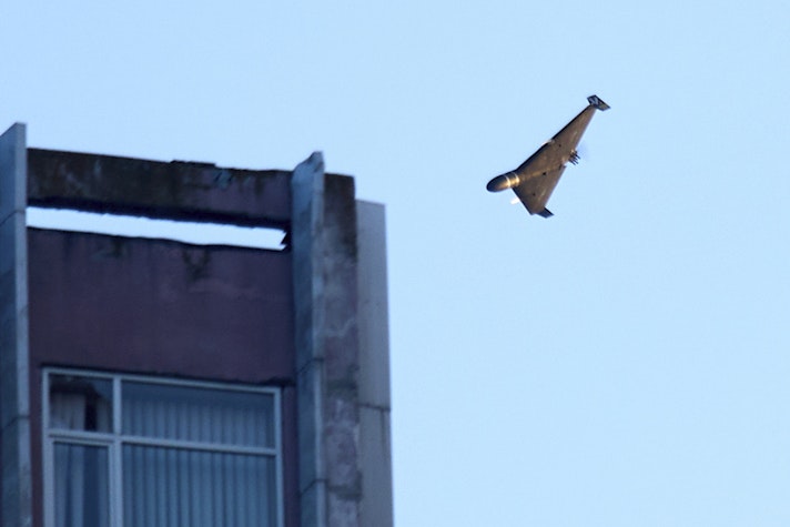 O dronă rusească lansează o bombă asupra unui bloc din Kiev