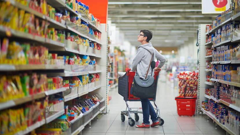o femeie la cumpărături într-un supermarket