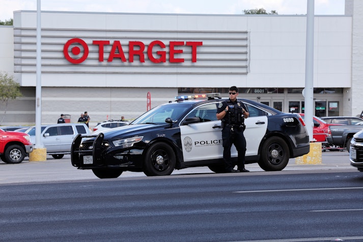 mașină de poliție în fața unui magazin Target