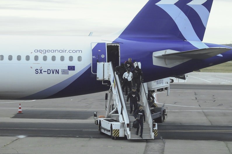 Vladimir Plahotniuc coboară din avion, pe aeroportul din Chișinău