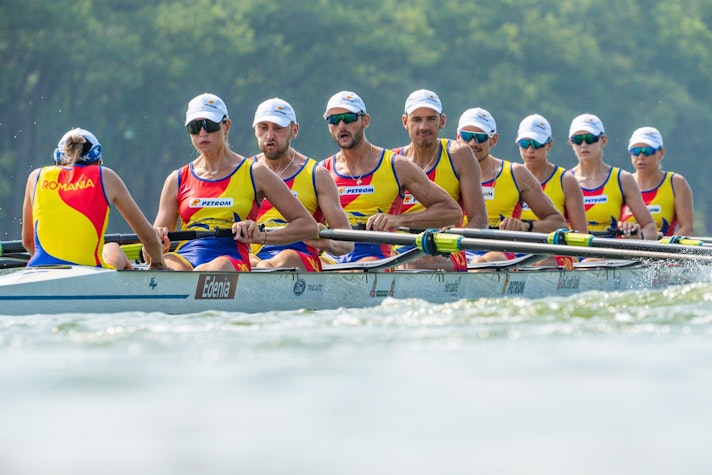 opt canotori într-o barcă, în timpul competiției
