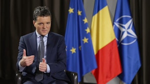 Nicusor Dan gesticuleaza