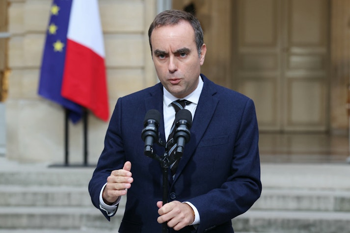 Sebastien Lecornu, premierul Franței, dă declarații în fața hotelului Matignon din Paris