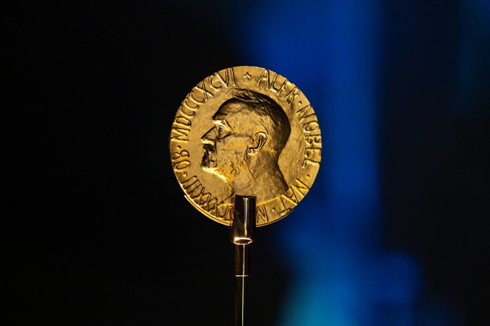 medalia premiului nobel pentru pace, pe fundal întunecat