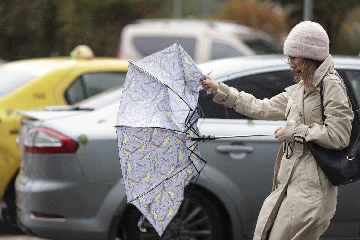 Vremea în București se răcește. Meteorologii anunță ploi și intensificări ale vântului. Ce se întâmplă în restul țării
