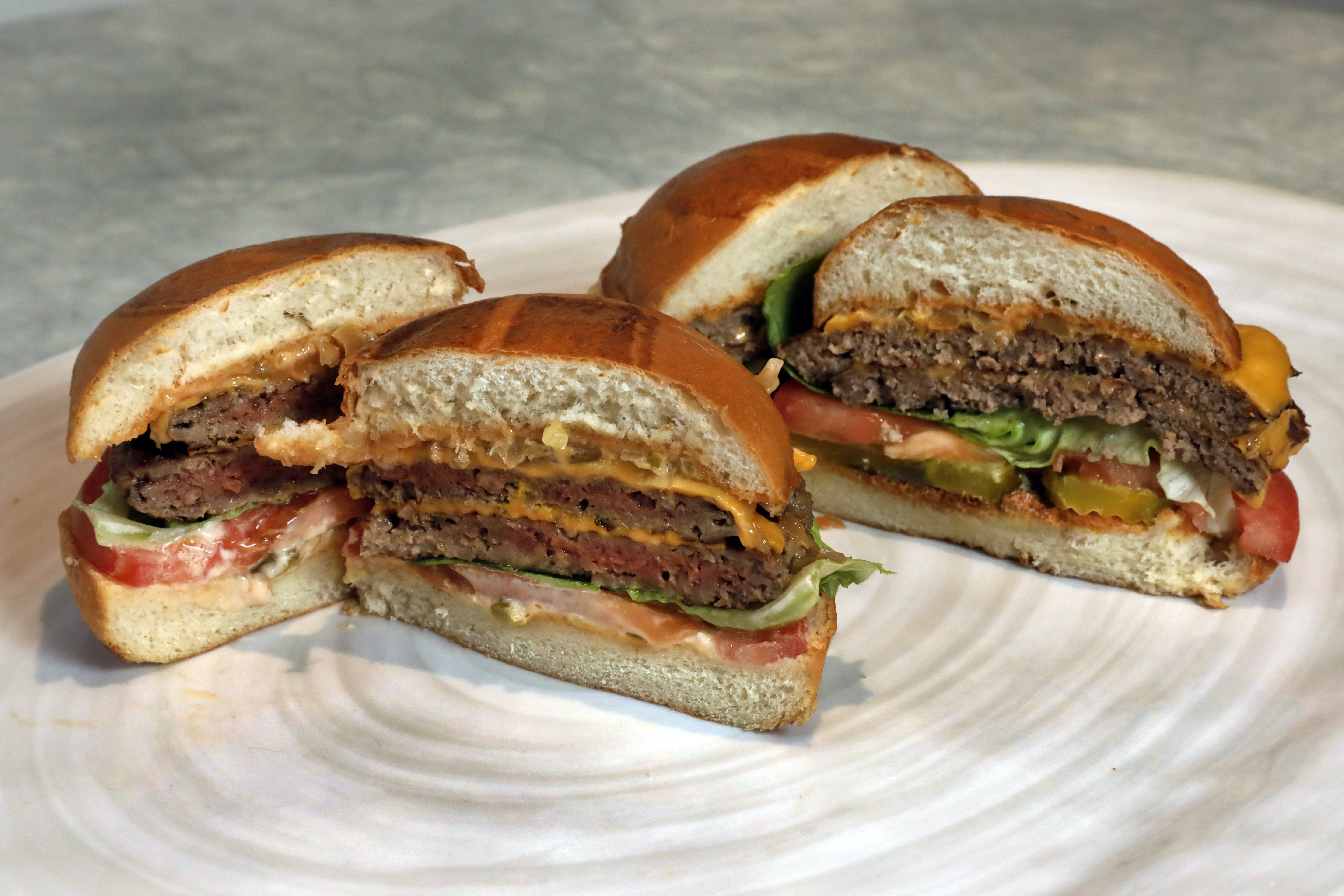 Burgeri taiati in doua
