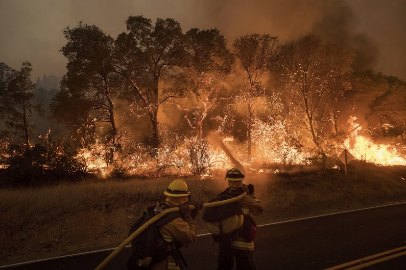 Pompierii sting incenciul din California
