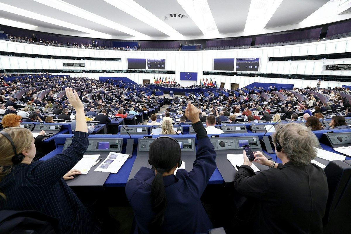 Parlamentul European dezbate extinderea taxei de carbon și investițiile în apărare