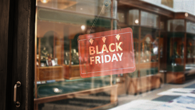 semn roșu cu mesajul „Black Friday”, agățat pe ușa unui magazin