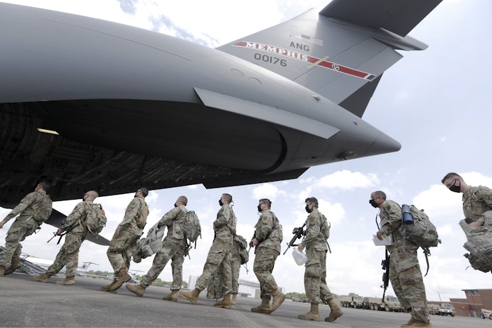 Militari americani urcandu-se in avion