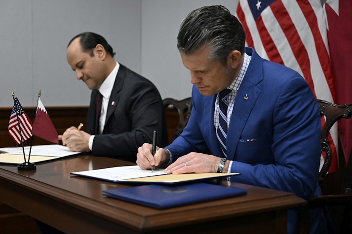 Pete Hegseth, secretarul apărării (dreapta), și șeicul Saud bin Abdulrahman Al Thani (stânga) semnează acordul dintre SUA și Qatar.