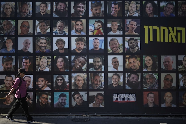 Panou cu fețele ostaticilor din Gaza