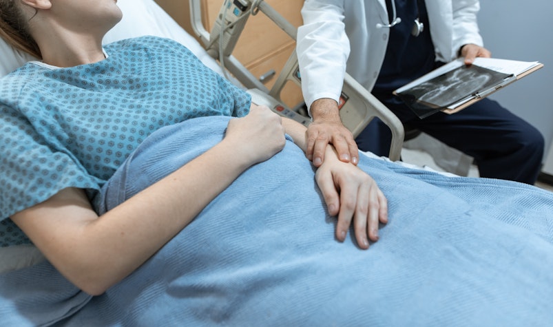 Medic, in timp ce consulta o pacienta