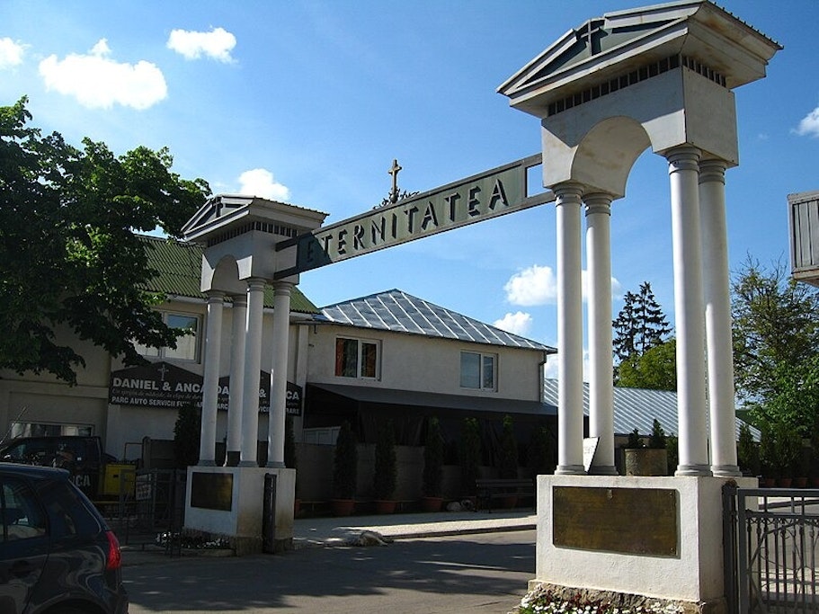 intrarea în Cimitirul Eternitatea din Iași