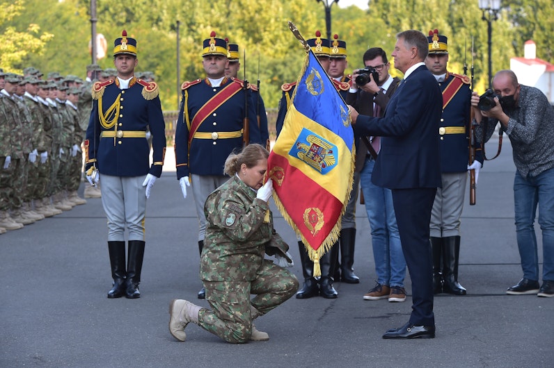 Momentul când Iohannis îi înmânează drapelul de luptă Florentinei Ioniță, la aniversarea a 190 de ani de existență a Spitalului Militar Central