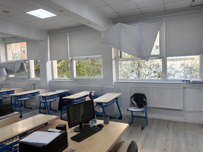 geamuri sparte într-o sală de clasă