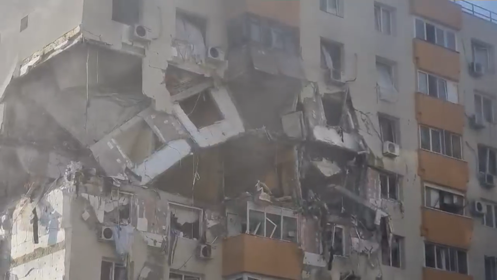fațada unui bloc afectat de o explozie