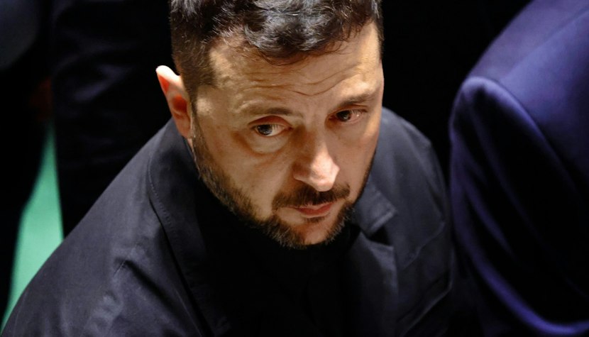 Volodimir Zelenski Volodimir Zelenski privind într-o parte