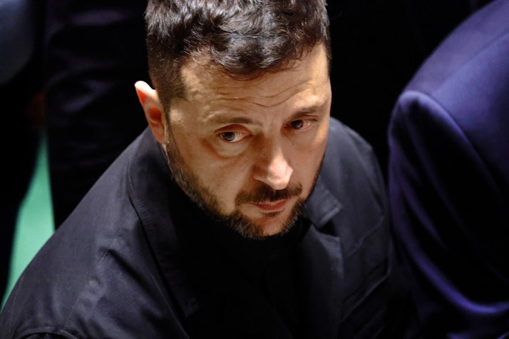 Volodimir Zelenski privind într-o parte