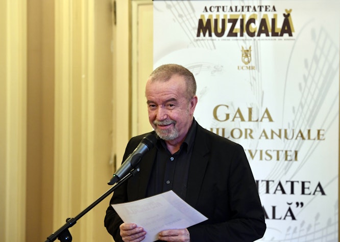 Mircea Tiberian vorbind la un microfon în fața publicului