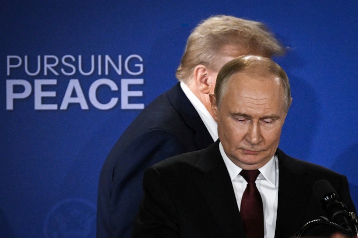 Putin și Trump, în spatele lui