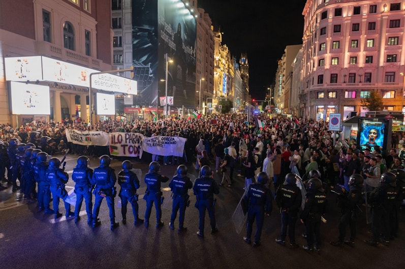 Madrid, Spania. 15 octombrie 2025. Poliția blochează protestatarii în timpul unei demonstrații de sprijin pentru poporul palestinian