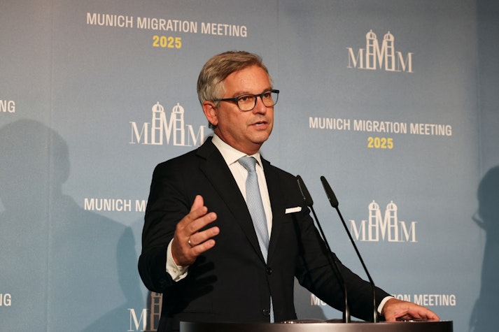 Comisarul UE pentru afaceri interne și migrație, Magnus Brunner, vorbește în cadrul unei conferințe de presă comune cu ministrul de interne al Germaniei, în urma „Reuniunii privind migrația de la München”