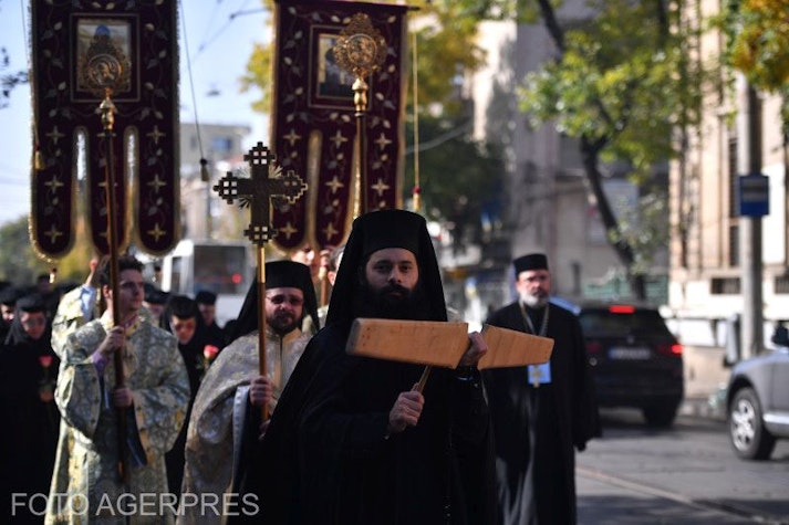 un grup de preoți într-o procesiune religioasă pe o stradă din bucurești