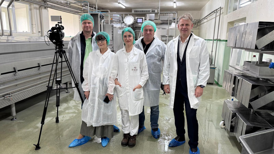 echipa euronews românia și personalul de la fabrica de lactate, îmbrăcați cu halate albe și bonete pe cap