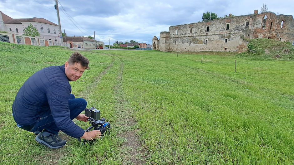 cameramanul euronews românia, filmând castelul din vintu de jos